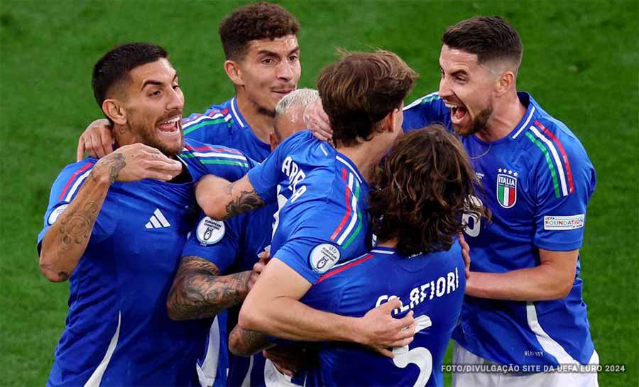 Itália vence a Albânia de virada na estreia da Euro