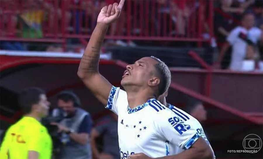 Matheus Pereira marca, Cruzeiro vence Atlético-GO e entra na briga por Libertadores