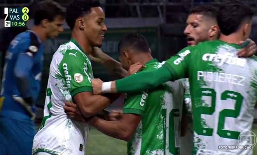Palmeiras vence Vasco em noite com brilho de Estêvão no Brasileiro