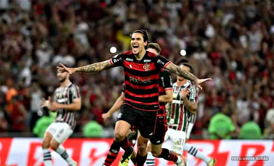 Pedro marca de pênalti, Flamengo vence, segue líder e mantém o Fluminense na lanterna do Brasileiro