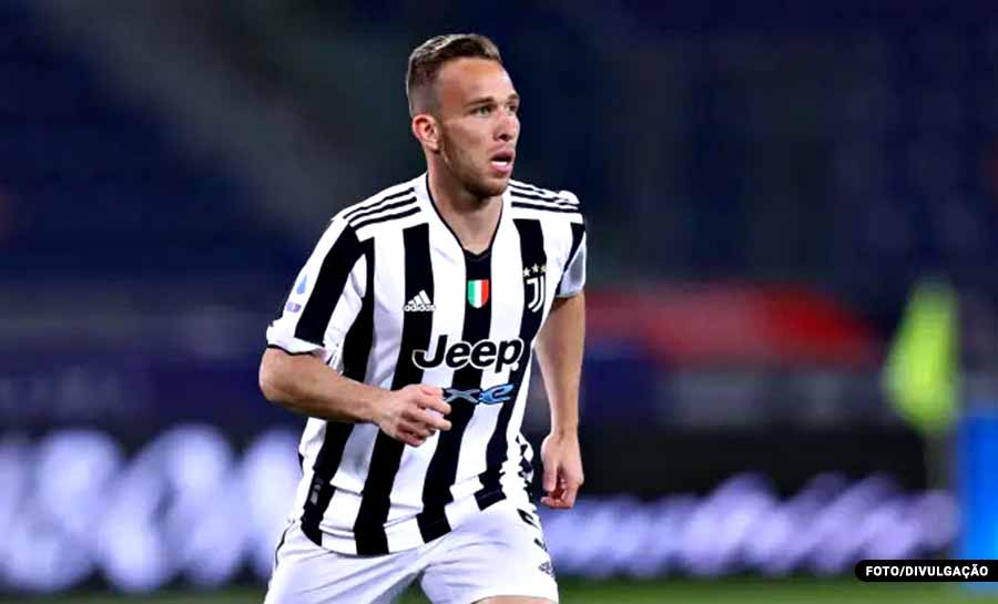 Sem ofertas, Arthur tenta retomar espaço na Juventus e é inscrito na Champions