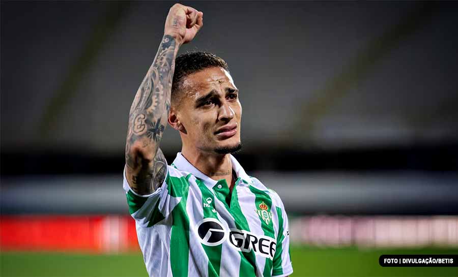 Antony dá adeus ao Betis e se declara a torcedores: “Com vocês, voltei a sorrir”